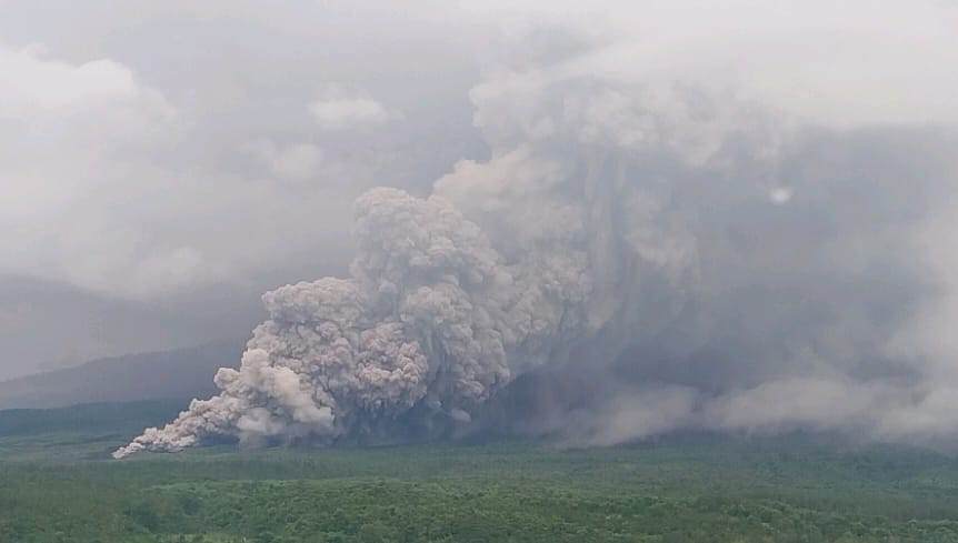 Tangkapan layar aktivitas erupsi berupa awan panas Gunung Semeru yang terjadi pada Rabu, 19 November 2025. (Dok Magma ESDM)