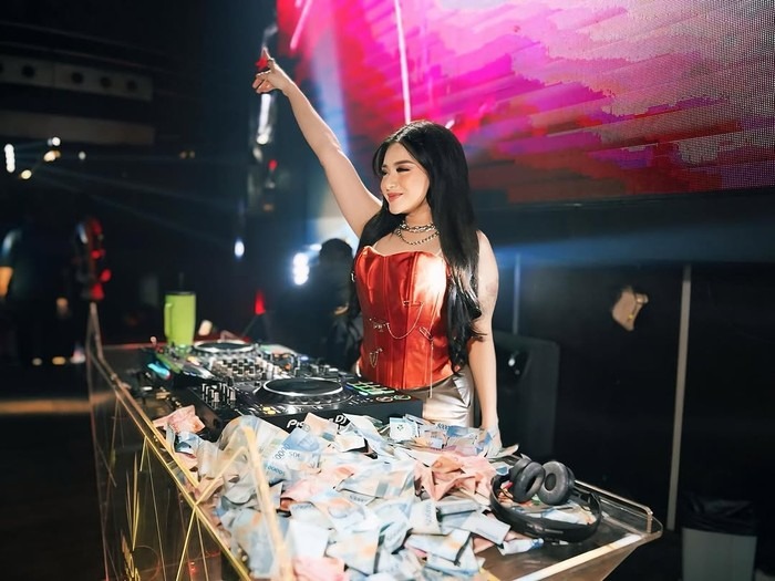 Nathalie Holscher saat nge-Dj dan mendapat saweran. (Istimewa)