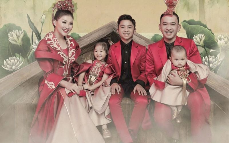 Ruben Onsu bersama Sarwendah dan anak-anak mereka.