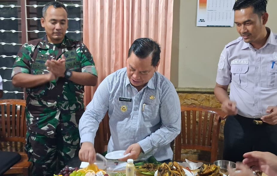 Bupati Halikinnor saat menerima silaturahmi Dandim 1015/Sampit, Letkol Inf Dwi Candra Setyawan. BAHRI/KALTENG POS