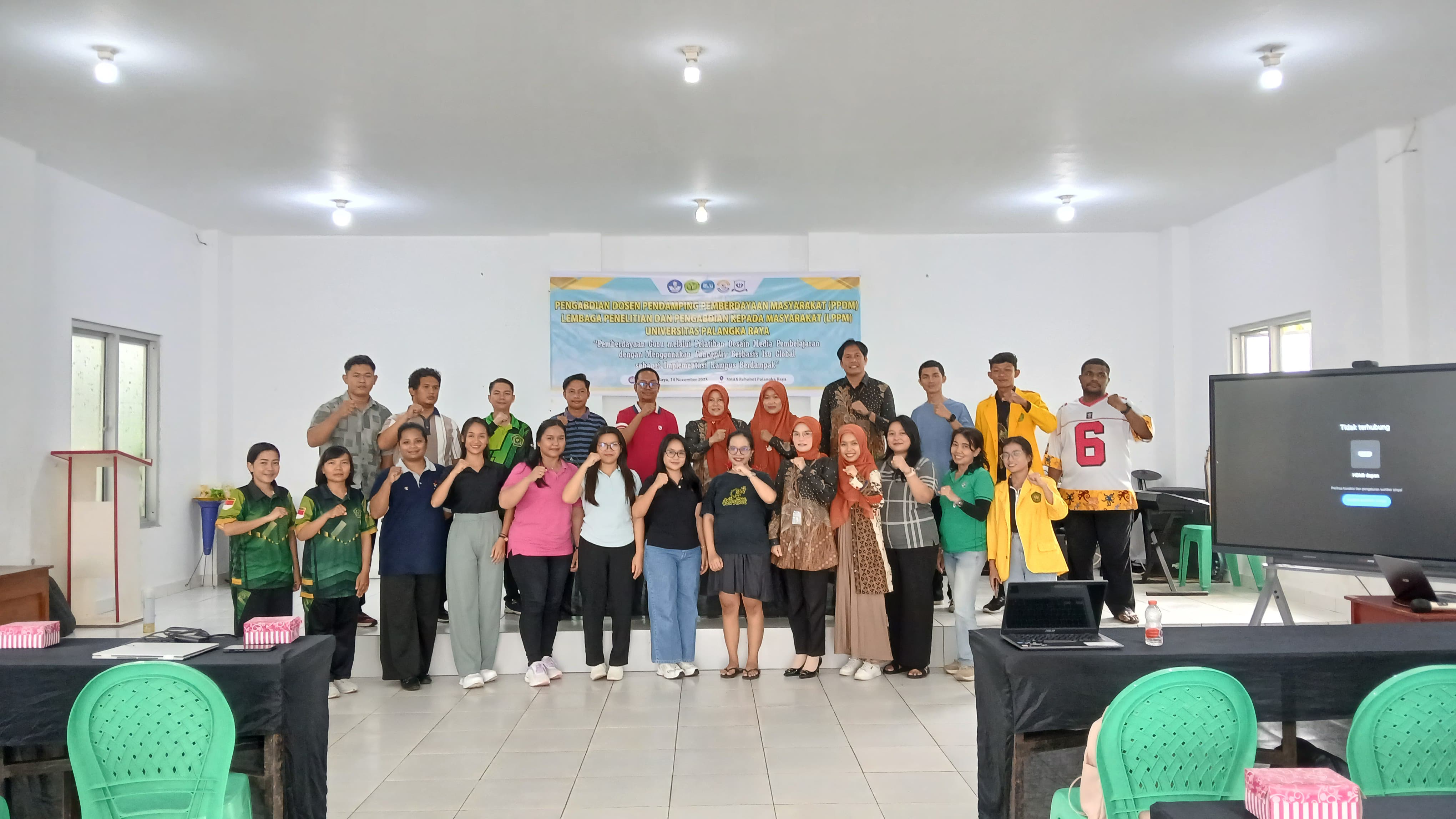 Para dosen dan mahasiswa Universitas Palangka Raya bersama para guru SMAK Rehobot Palangka Raya berfoto bersama usai pelaksanaan Pelatihan Desain Media Pembelajaran berbasis Educaplay.