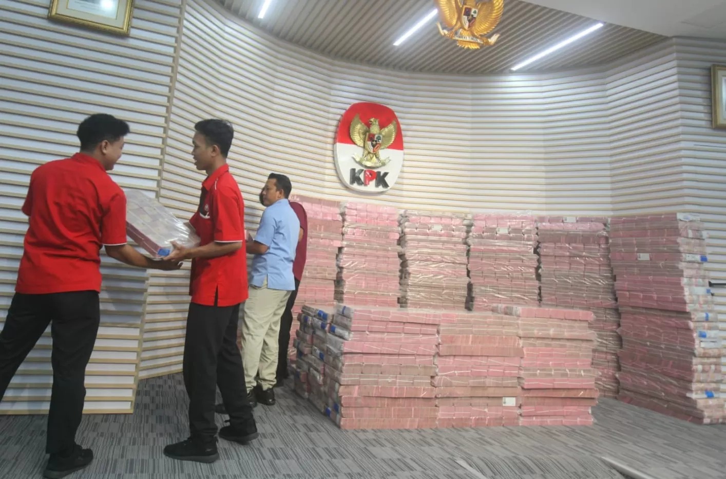 Petugas menata barang bukti uang rampasan kasus korupsi Taspen senilai Rp. 883 Miliar di Gedung KPK, Jakarta, Kamis (20/11/2025). (JawaPos.com)