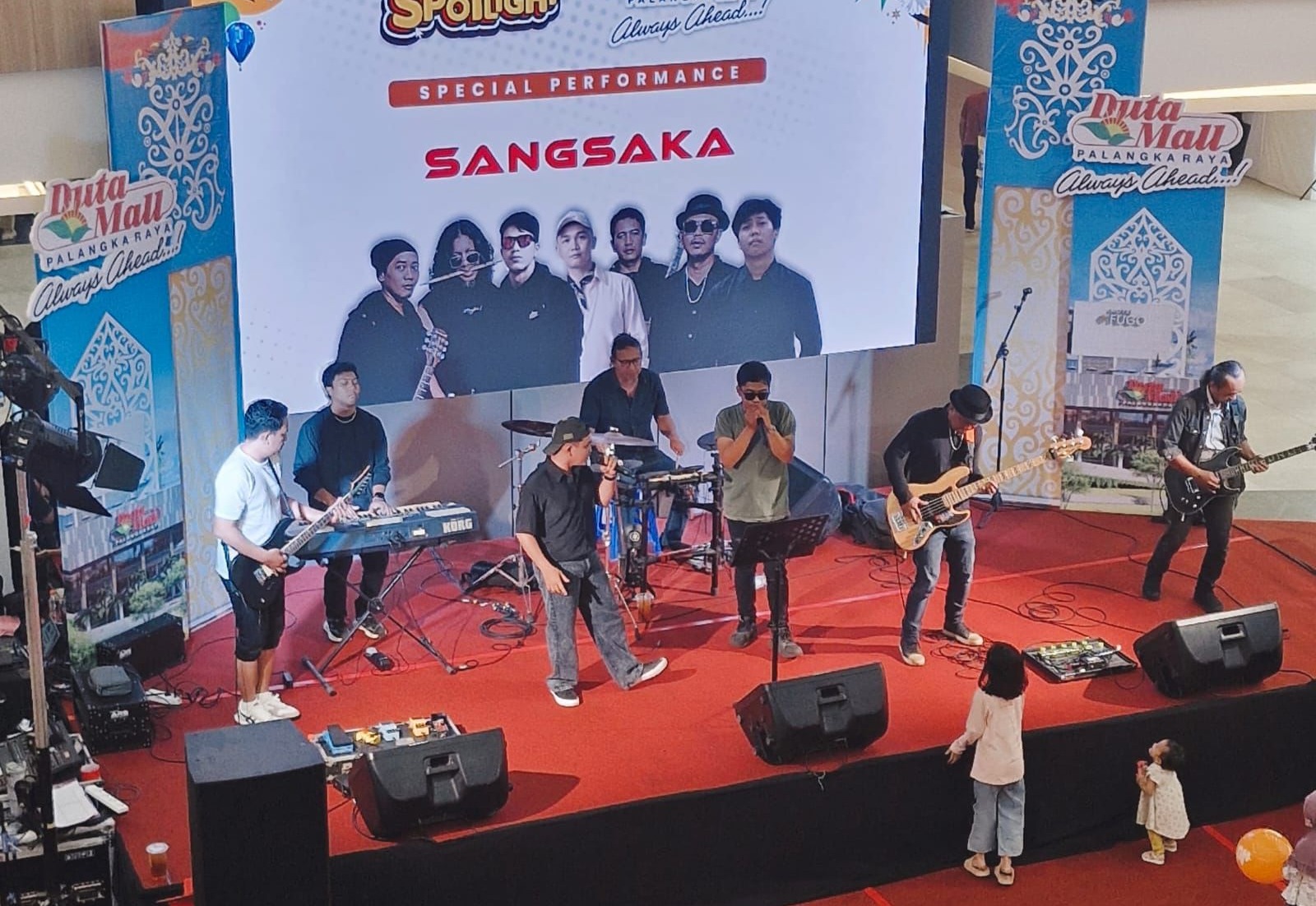 Band Sangsaka Tampil di panggung Duta Mall, Sabtu (8/11/2025).RIFQI/KALTENG POS