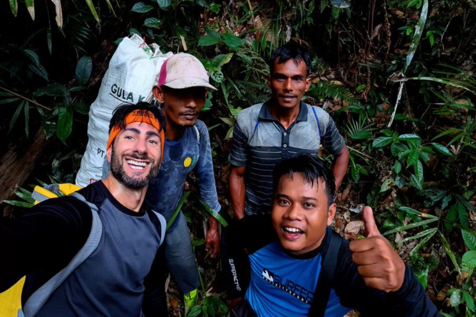 Chris Thorogood (kiri) bersama tim yang menemukan Rafflesia Hasseltii, bunga langka yang selama 13 tahun dicari. (X @thorogoodchris1)