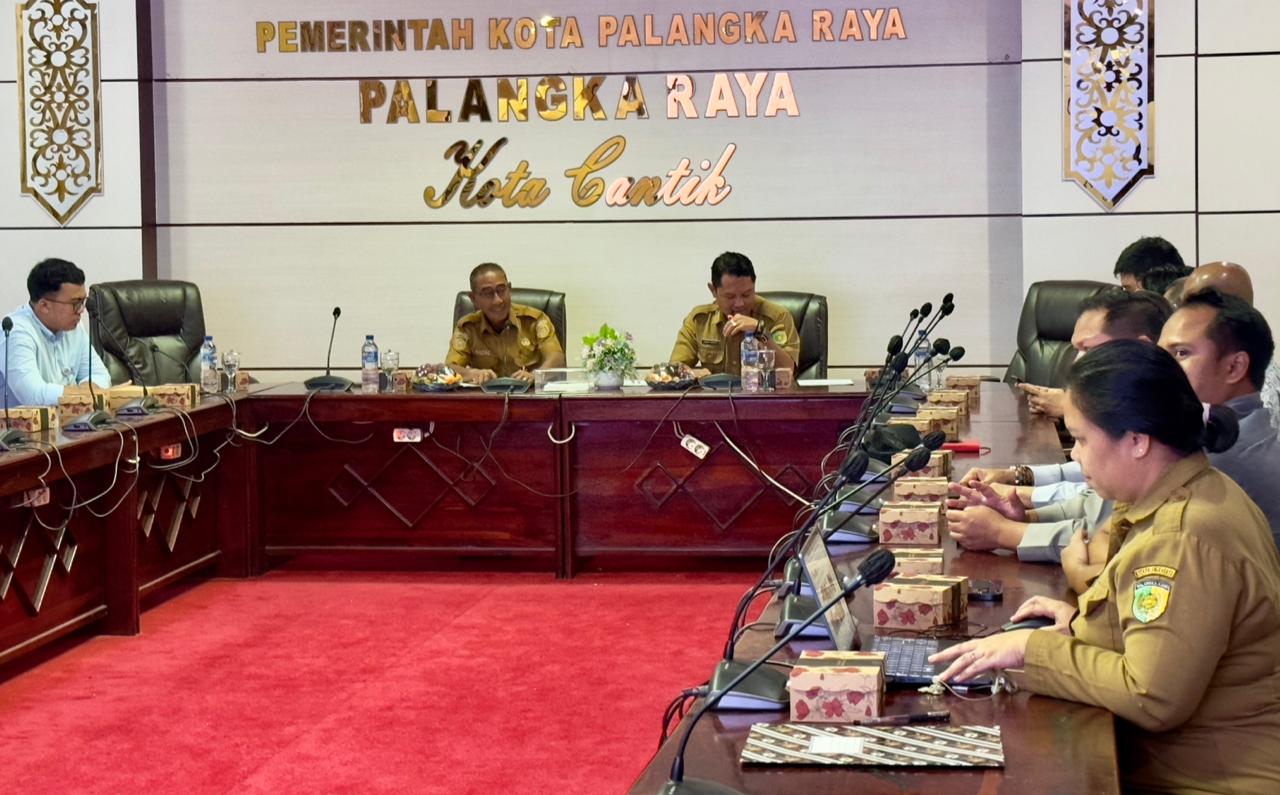 Kepala DPKUKMP Kota Palangka Raya, Samsul Rizal memimpin rapat koordinasi.  BUDHI S PUTRA/ KALTENG POS