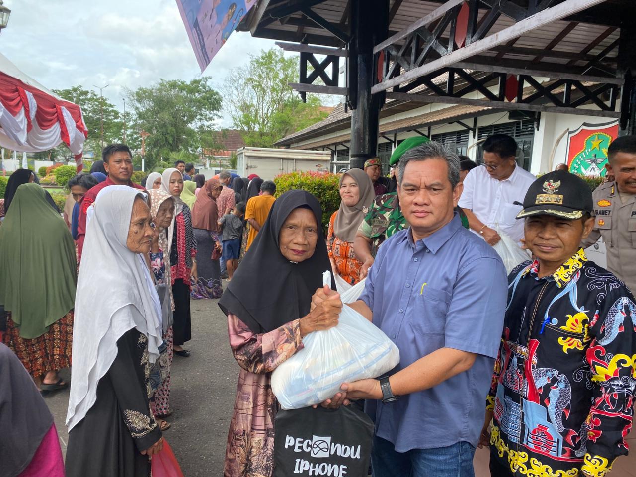 Paket sembako di Baamang.MIFTAH/KALTENG POS