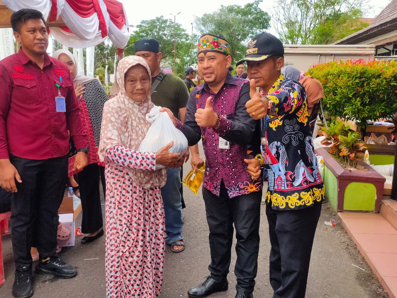 Kepala Bulog Cabang Kotim, Muhammad Azwar Fuad bersama penerima bantuan.MIFTAH/KALTENG POS