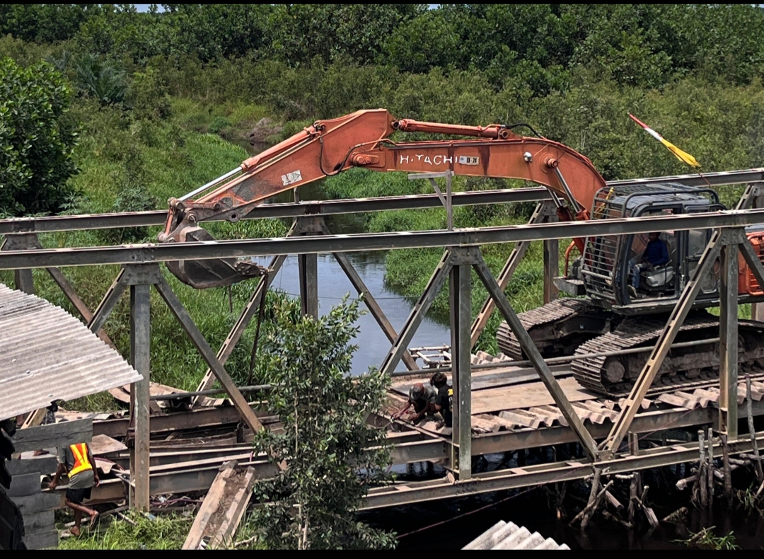 Perbaikan jembatan alternatif Sei Lenggana