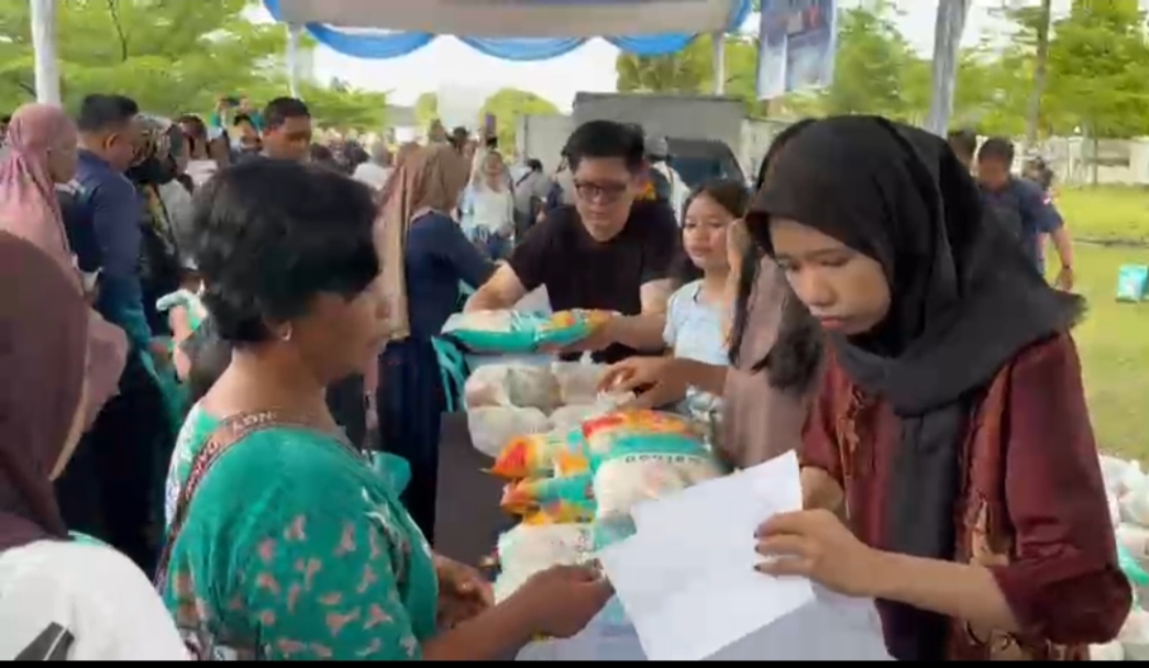 Pembagian paket sembako murah