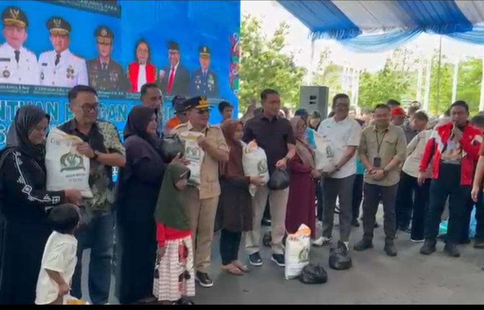 Pasar murah disalurkan simbolis oleh Gubernur Kalteng dan jajaran.RIFQI/KALTENG POS