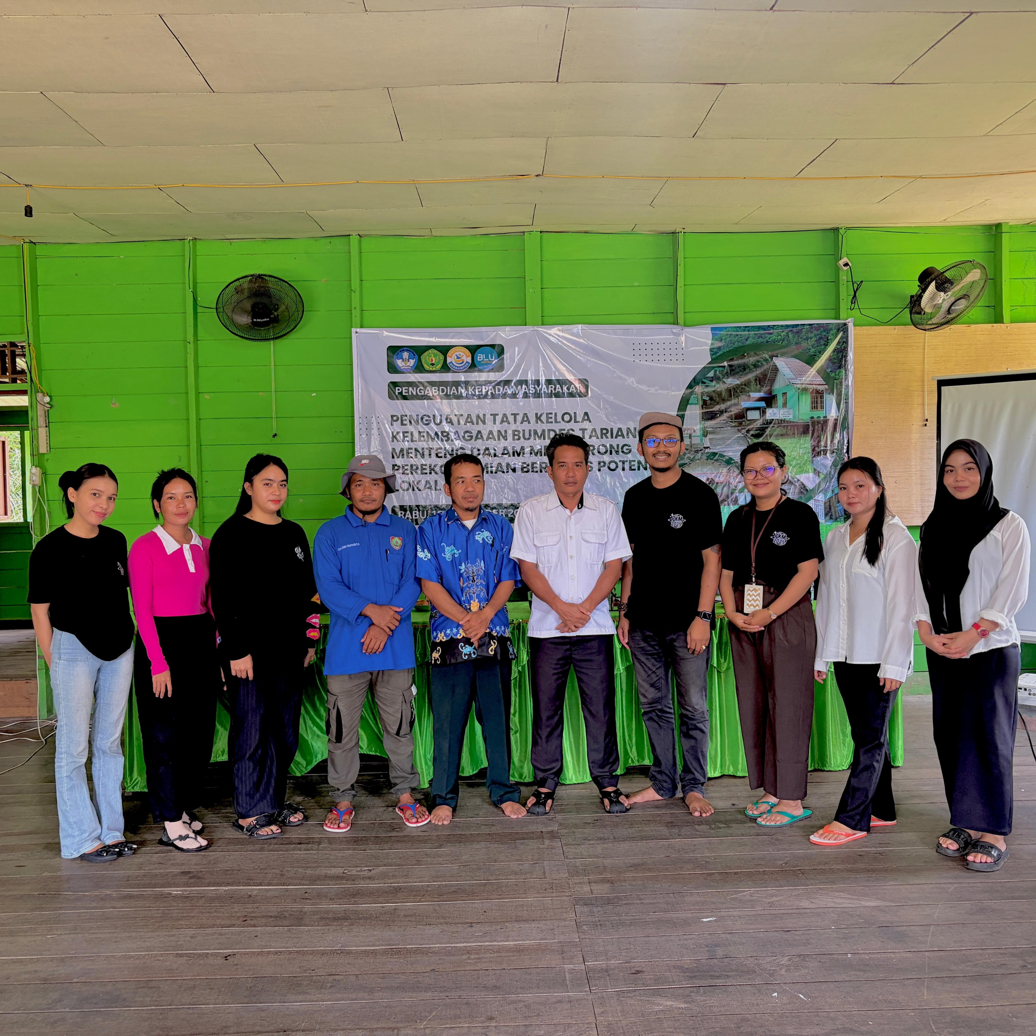 Tim Pengabdian FISIP UPR bersama para pengurus BUMDes Tariang Menteng berfoto bersama seusai sesi pelatihan penguatan tata kelola kelembagaan di Desa Karuing, Rabu (19/11/2025).