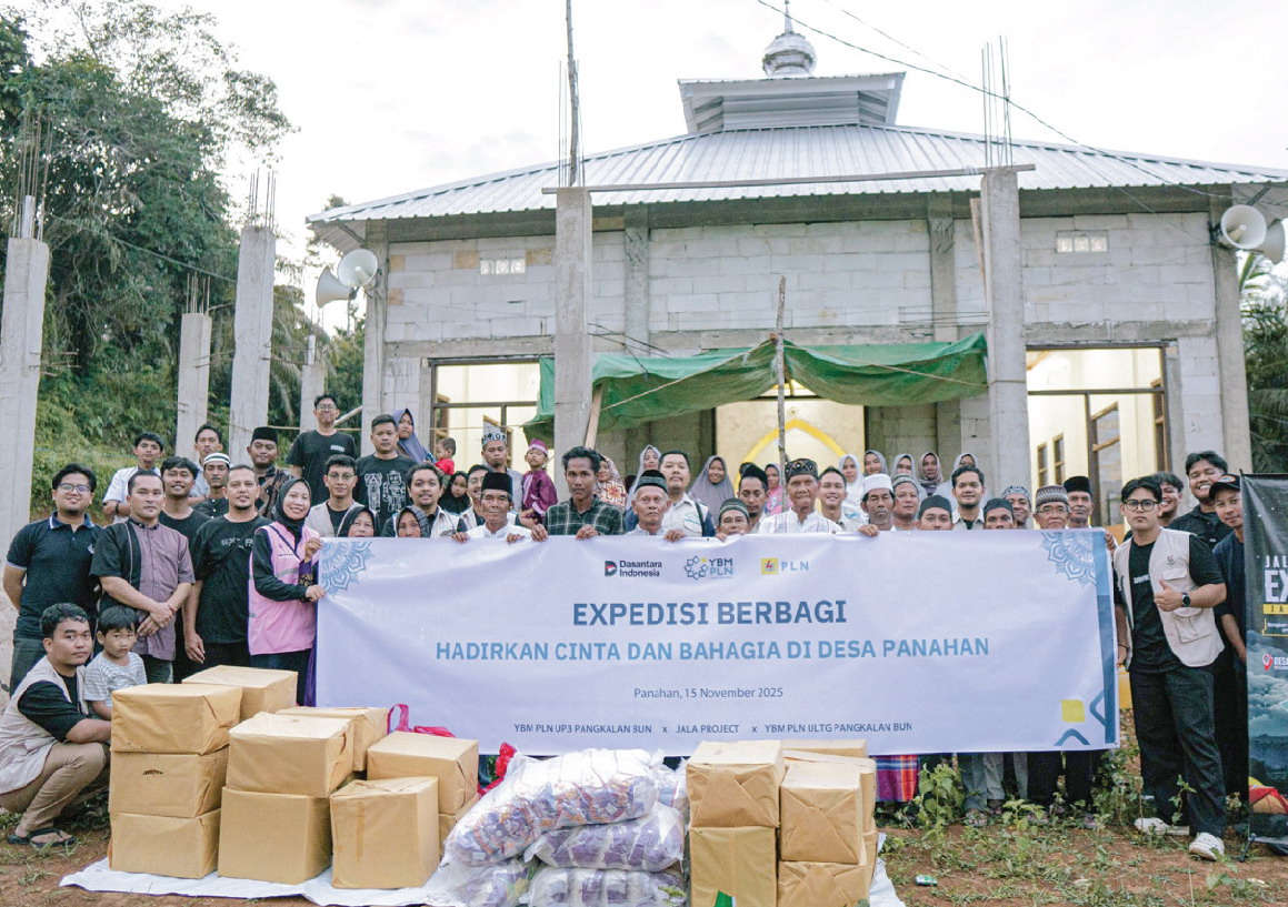 SALURKAN BANTUAN: Tim ekspedisi YBM PLN menyalurkan bantuan kepada warga di depan Masjid Nurul Huda, Desa Panahan, Kecamatan Arut Utara, Kabupaten Kobar.