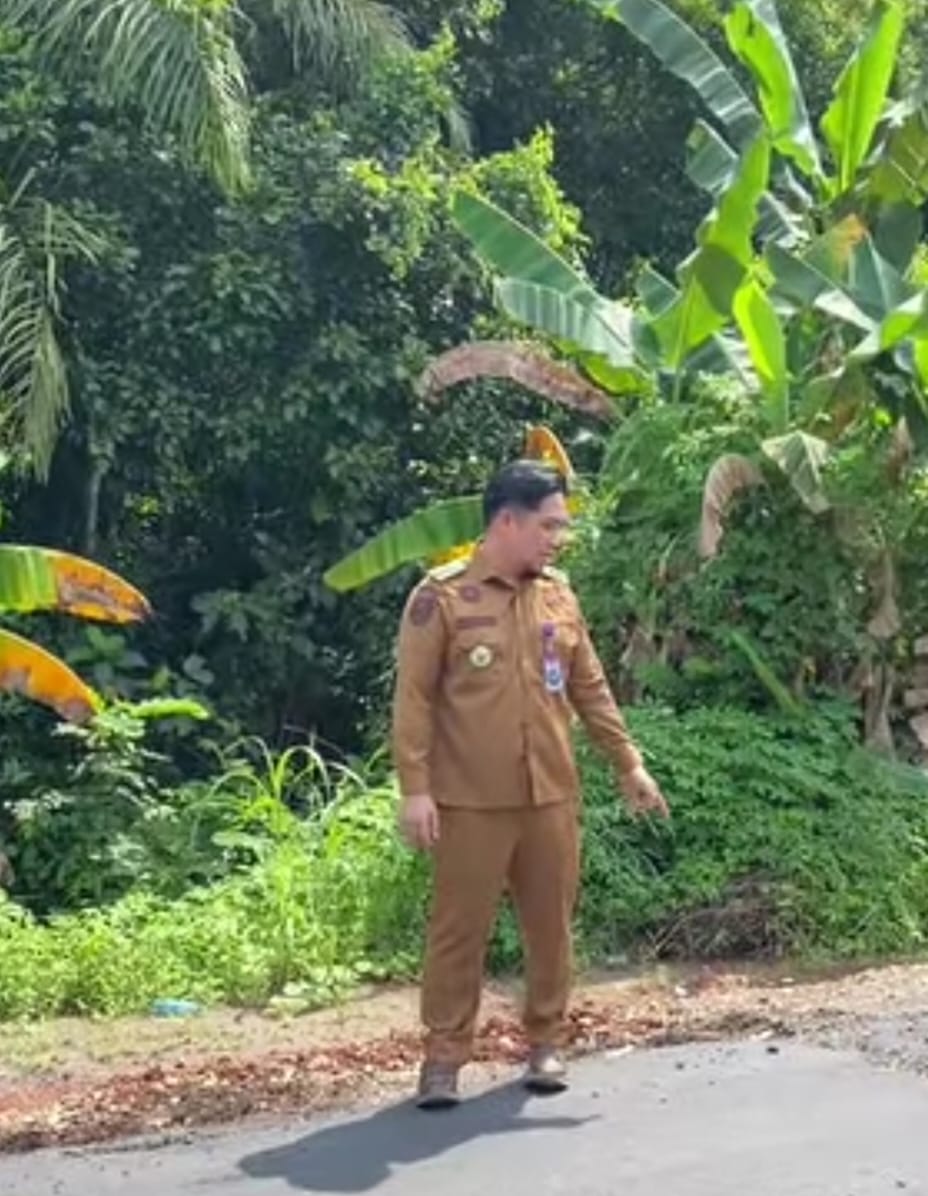 Camat Kamipang, Ade Irwan, saat meninjau kondisi jalan menuju Desa Baun Bango. HUMAS