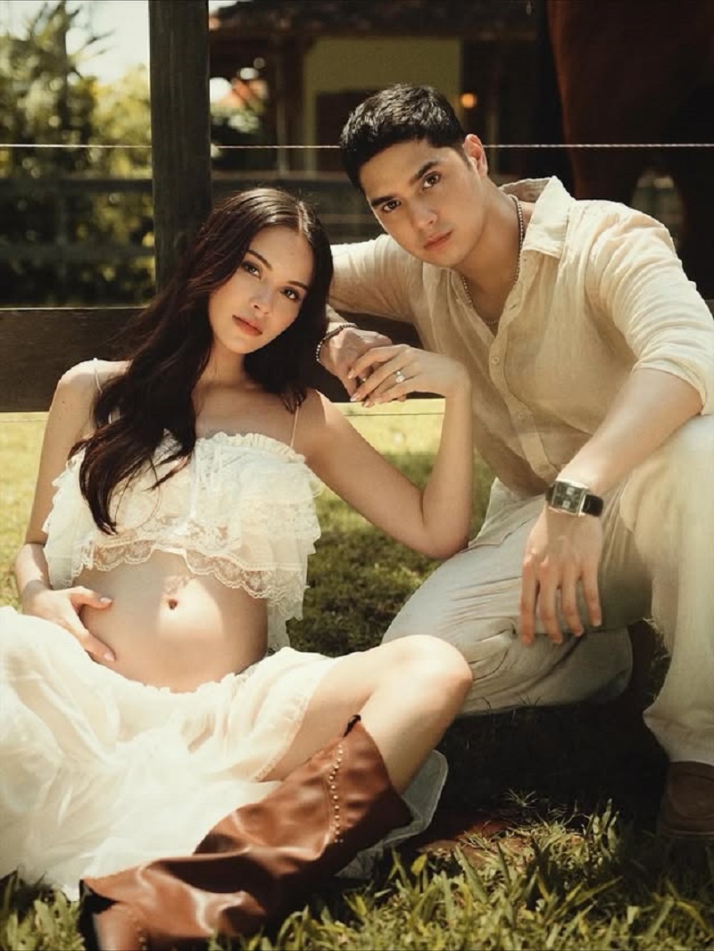 Momen romantis Alyssa Daguise dan Al Ghazali Saat Umumkan Kehamilan Anak Pertamanya. IG @alyssadaguise