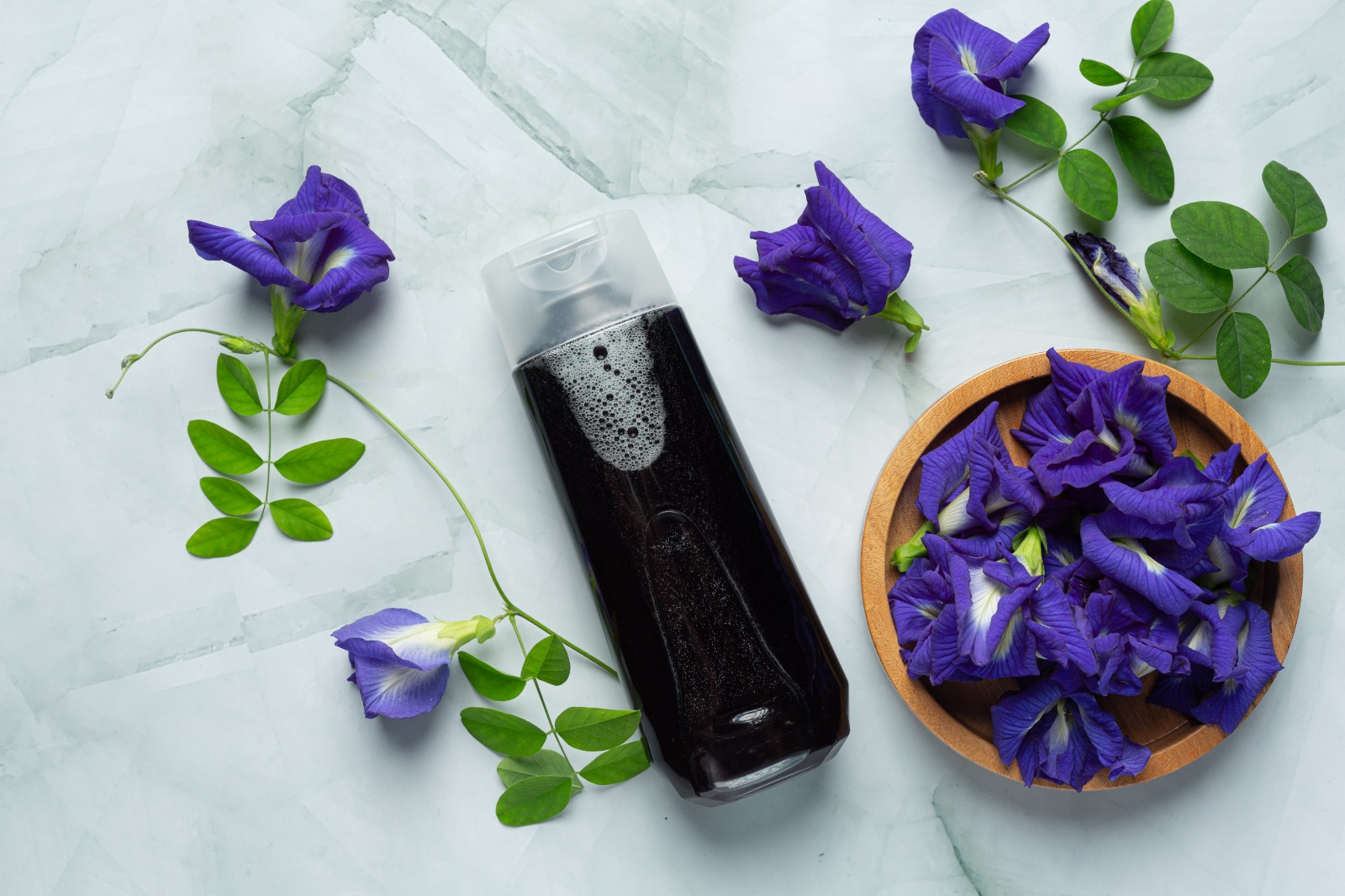 ILUSTRASI : Perawatan wajah glowing dengan toner alami dari bunga telang. FREEPIK