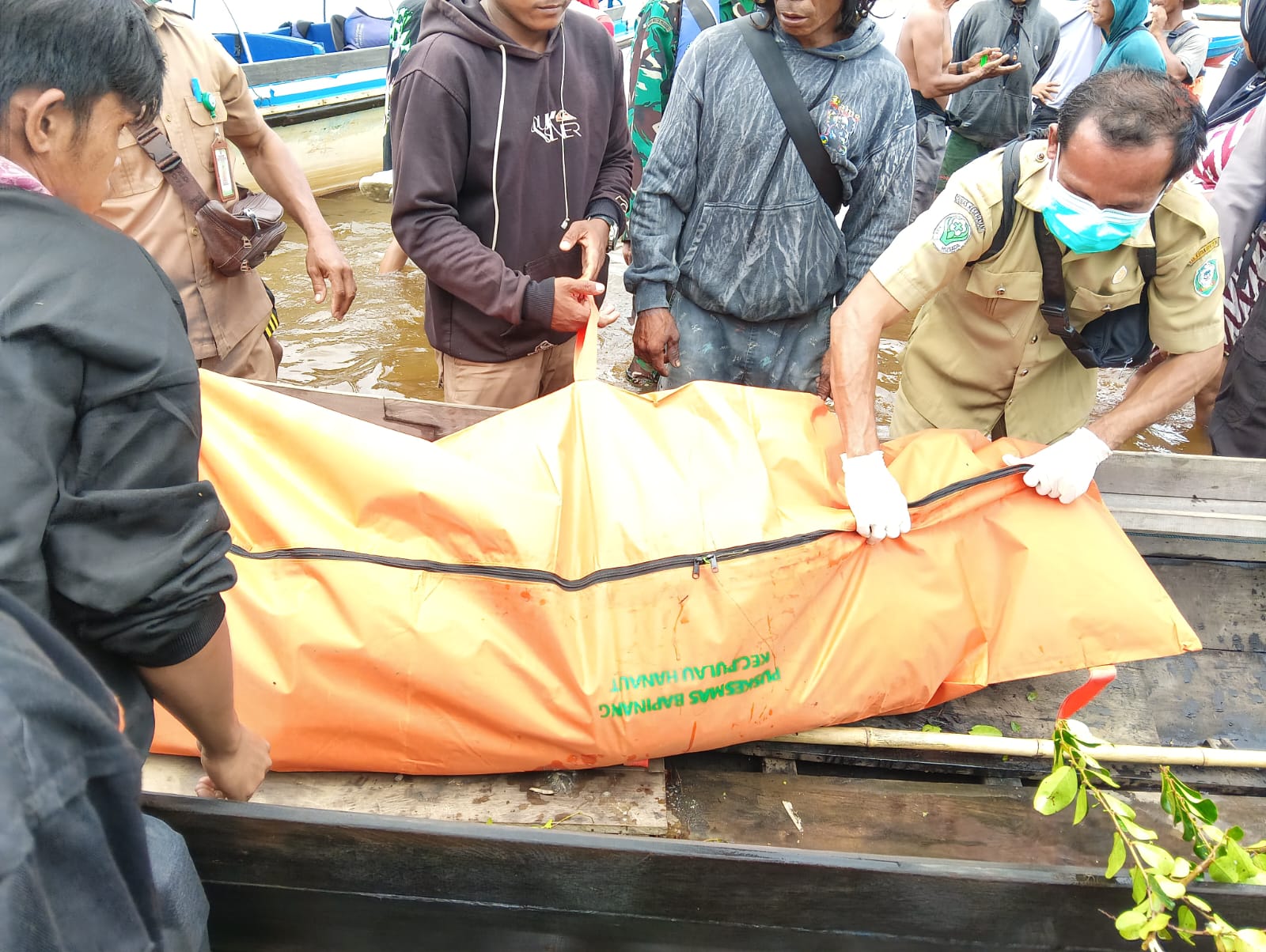 Evakuasi jasad korban serangan buaya.TIM SAR