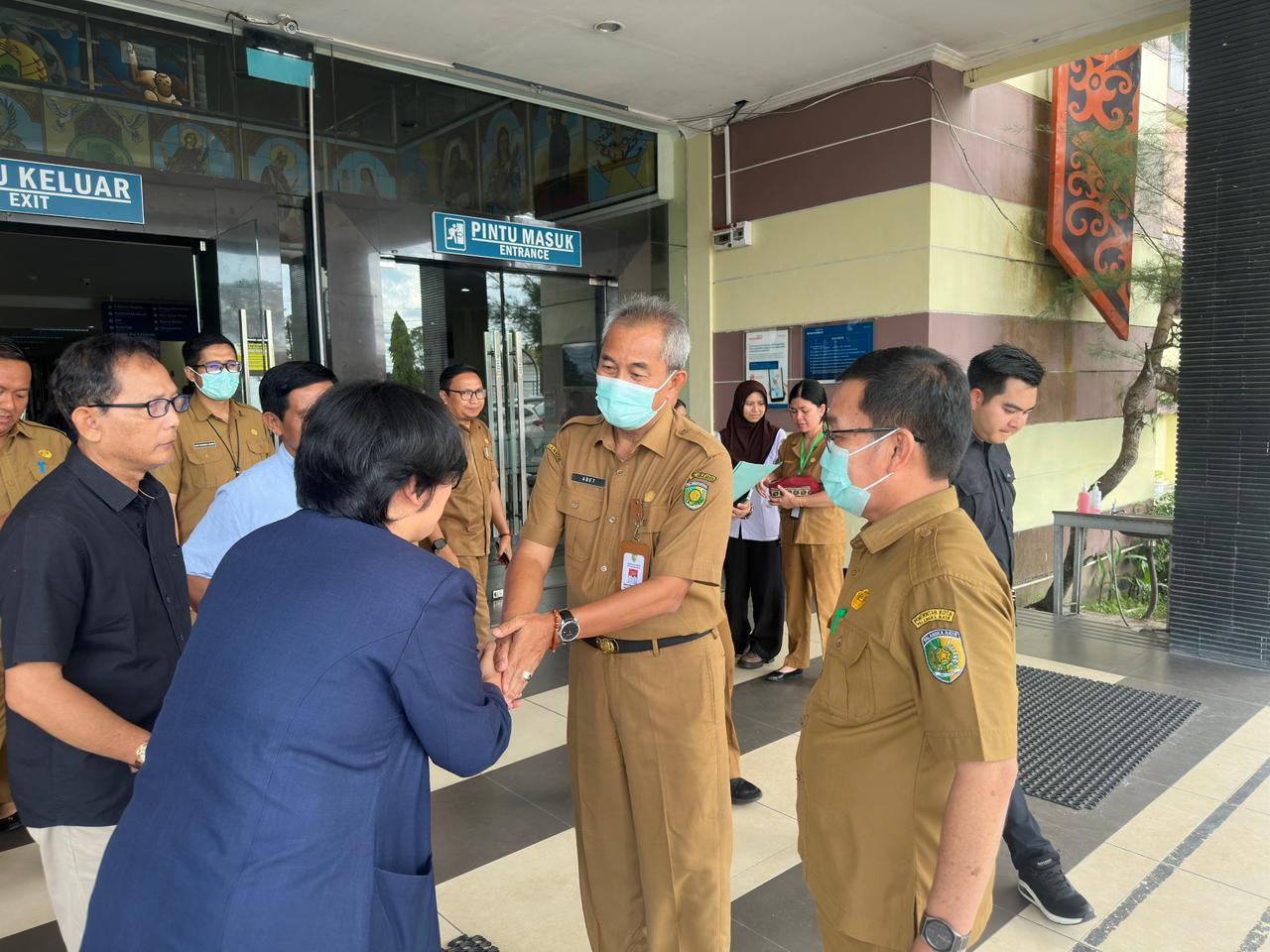 Pj Sekda Kota Palangka Raya saat menjenguk peserta pesparani di RS Betang Pambelum.BUDHI S PUTRA/KALTENG POS