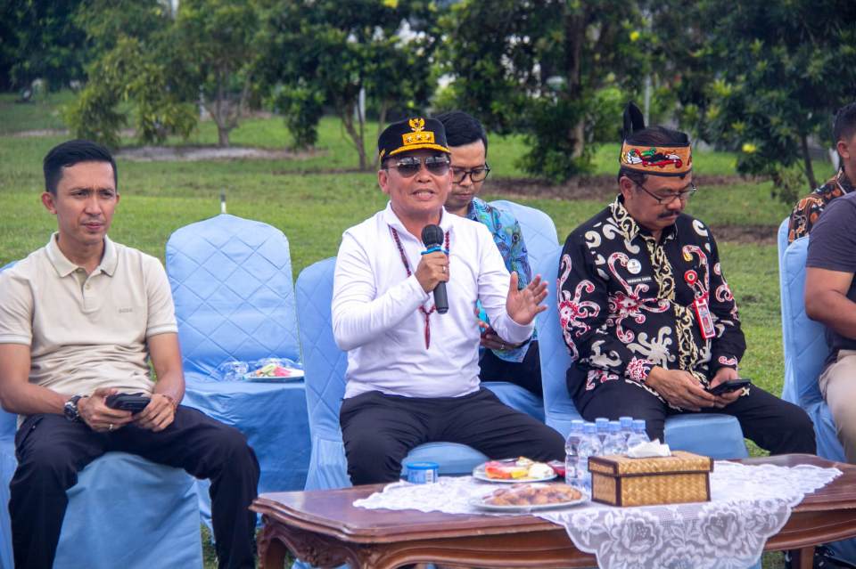 Agustiar Sabran (baju putih).
