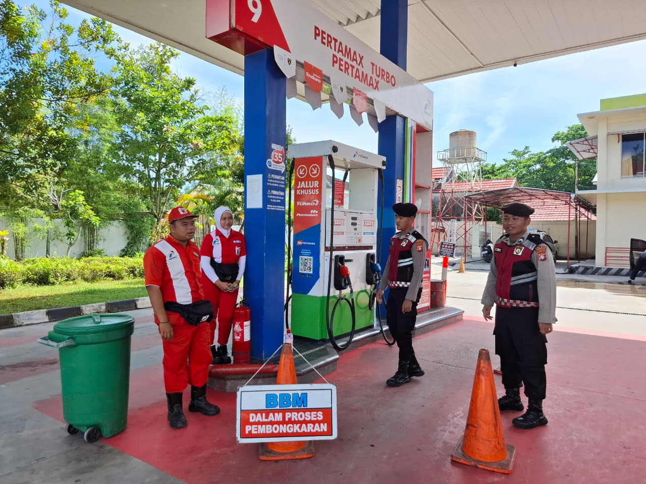 Personel Satsamapta Polres Kotim patroli di SPBU.