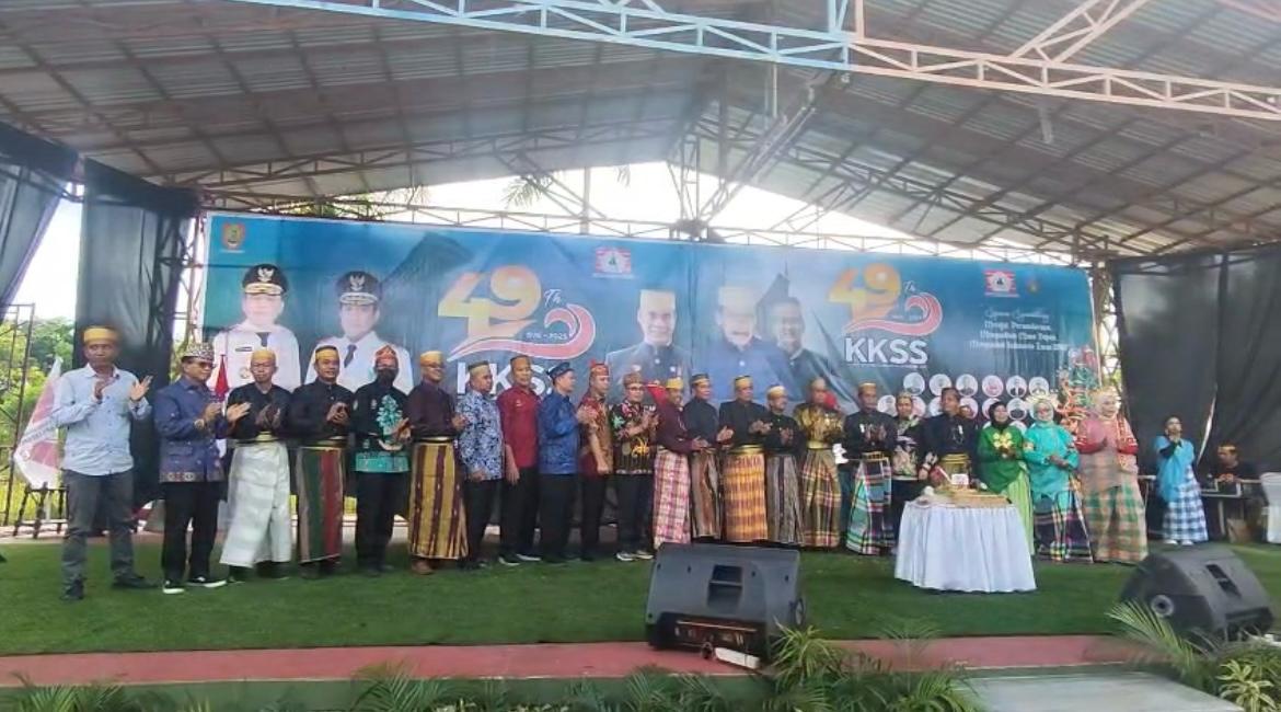 Plt Kesbangpol Kalteng Muhammad Rus&rsquo;an bersama pengurus KKS Kalteng saat menghadiri HUT ke-49 KKS Kalteng.