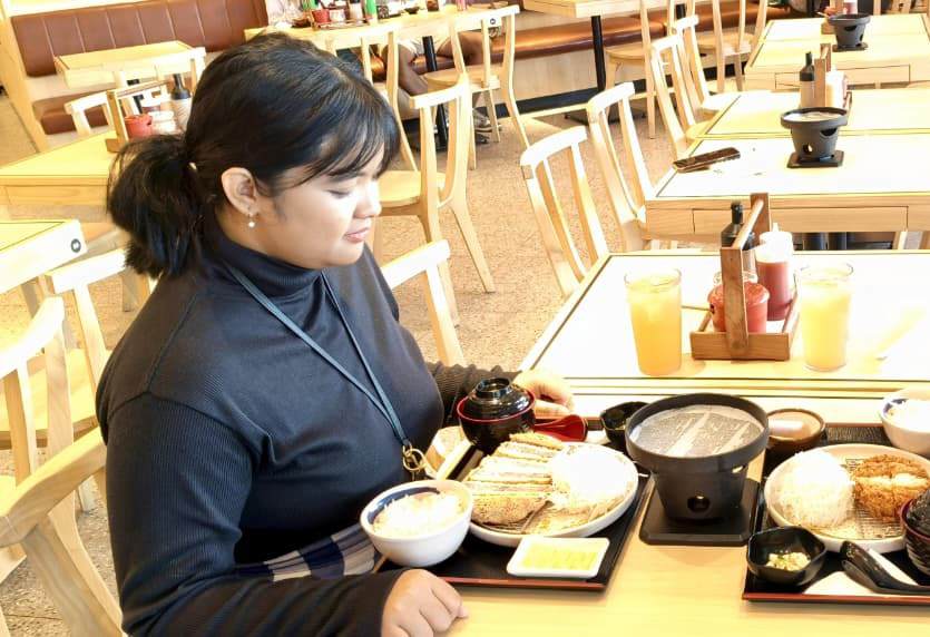 Pengunjung menikmati menu di Kimukatsu yang resmi buka di Duta Mall, Palangka Raya. WUDHI/KALTENG POS