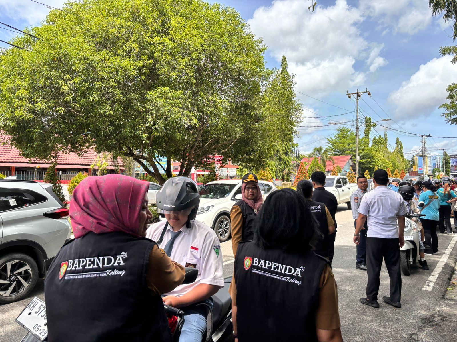Razia pajak di Jalan DR Wahidin Sudiro, Selasa (25/11/2025).AZUBA/KALTENGPOS.JAWAPOS.COM