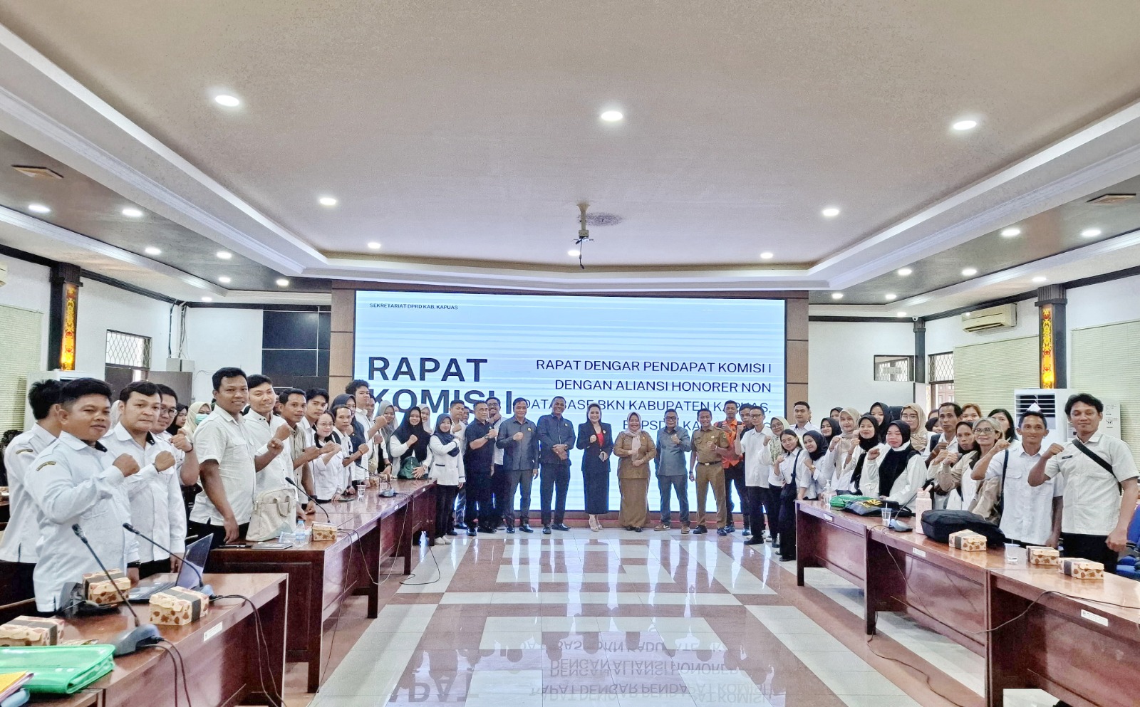 Ketua Komisi I DPRD Kapuas Sera Sintanola bersama anggota dan jajaran BKPSDM Kapuas.KOMISI 1