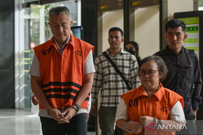 Terdakwa kasus korupsi pemberian fasilitas kredit LPEI Jimmy Masrin (kiri) bersama Susi Mira Dewi (kedua kanan) berjalan menuju ruang sidang Pengadilan Tipikor, Jakarta Pusat, Senin (24/11). ANTARA