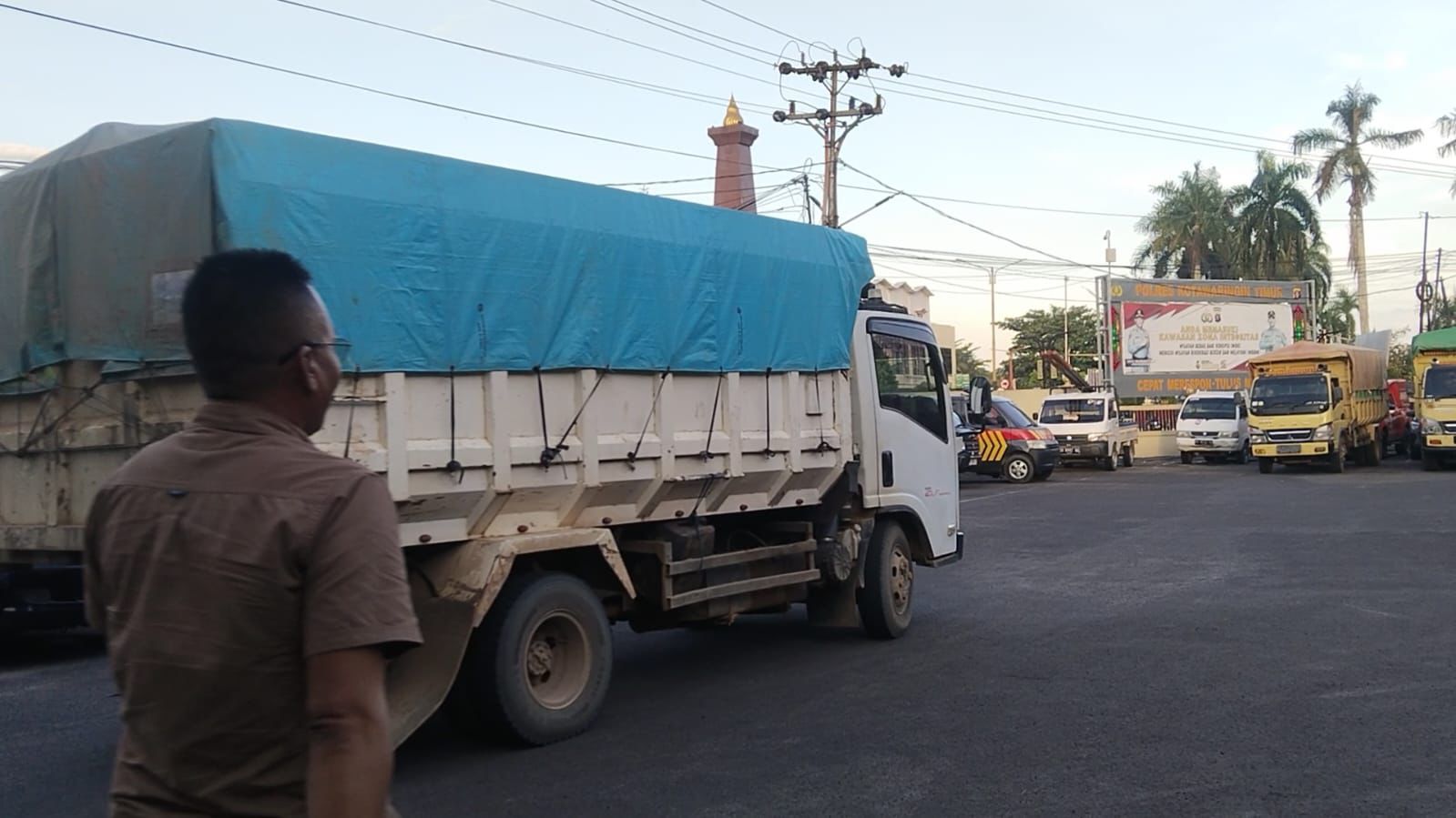 Truk pengangkut kayu ilegal.