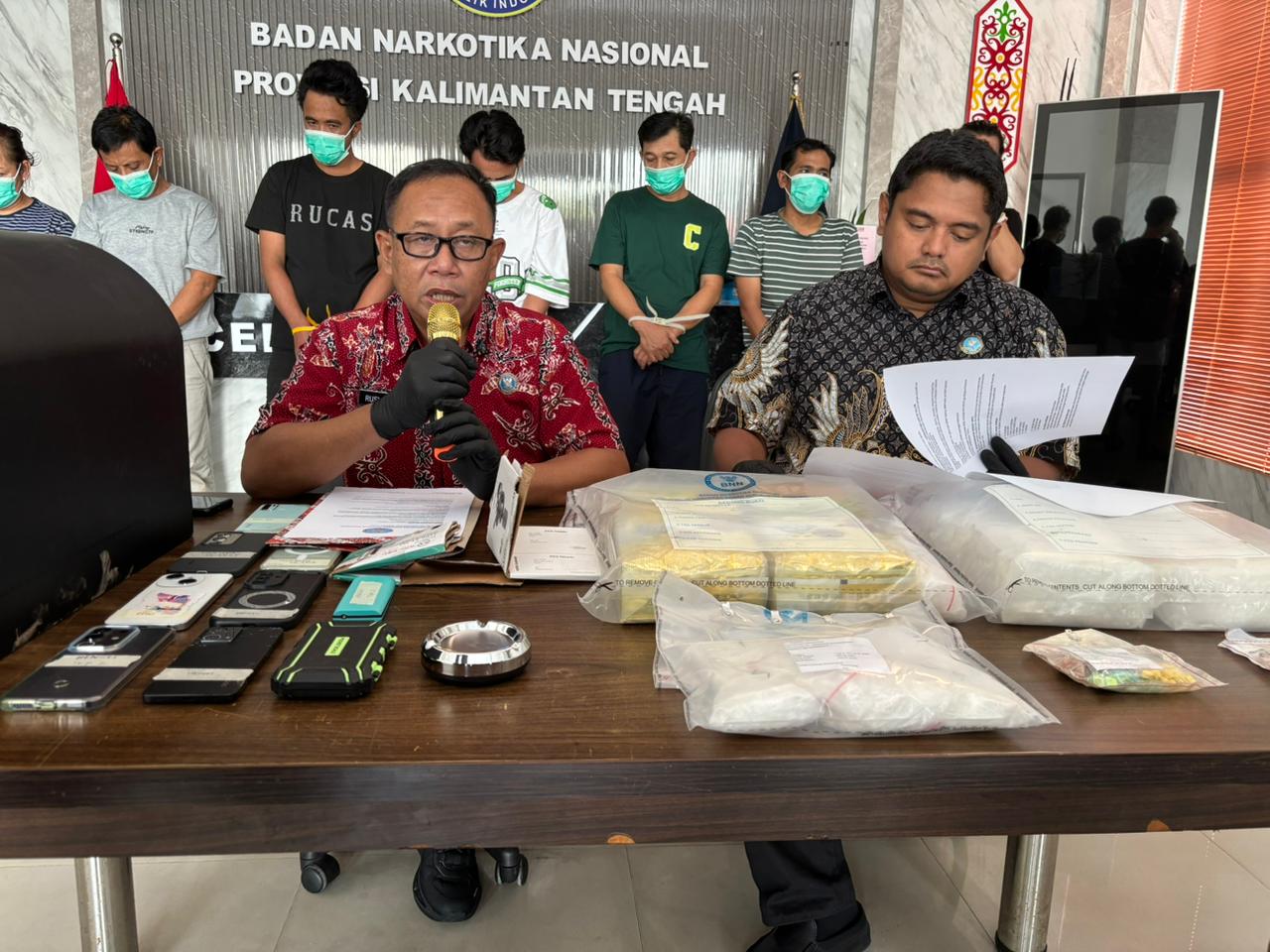 Plt Kepala BNNP Kalteng Kombes Pol Ruslan Abdul Rasyid memimpin rilis kasus.RIFQI/KALTENG POS