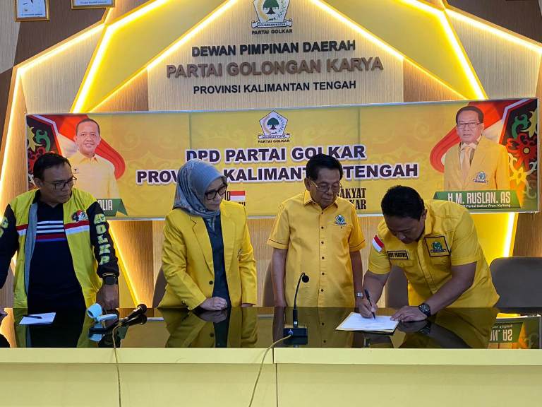 Edy Pratowo saat menandatangani berita acara pendaftaran.SHAFA/KALTENG POS