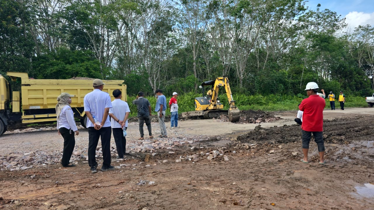Kadis PUPR Kobar Muhammad Hasyim Mualim bersama jajarannya ketika melakukan perbaikan jalan di Jalan A Yani Km 50.
