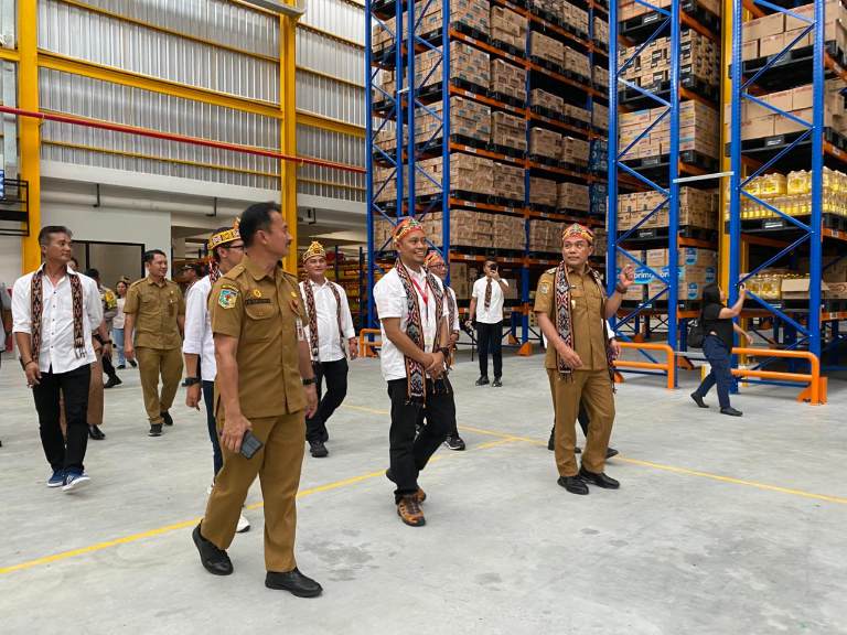 Wakil Wali Kota Palangka Raya meninjau Warehouse Center Alfamart di Kota Palangka Raya.