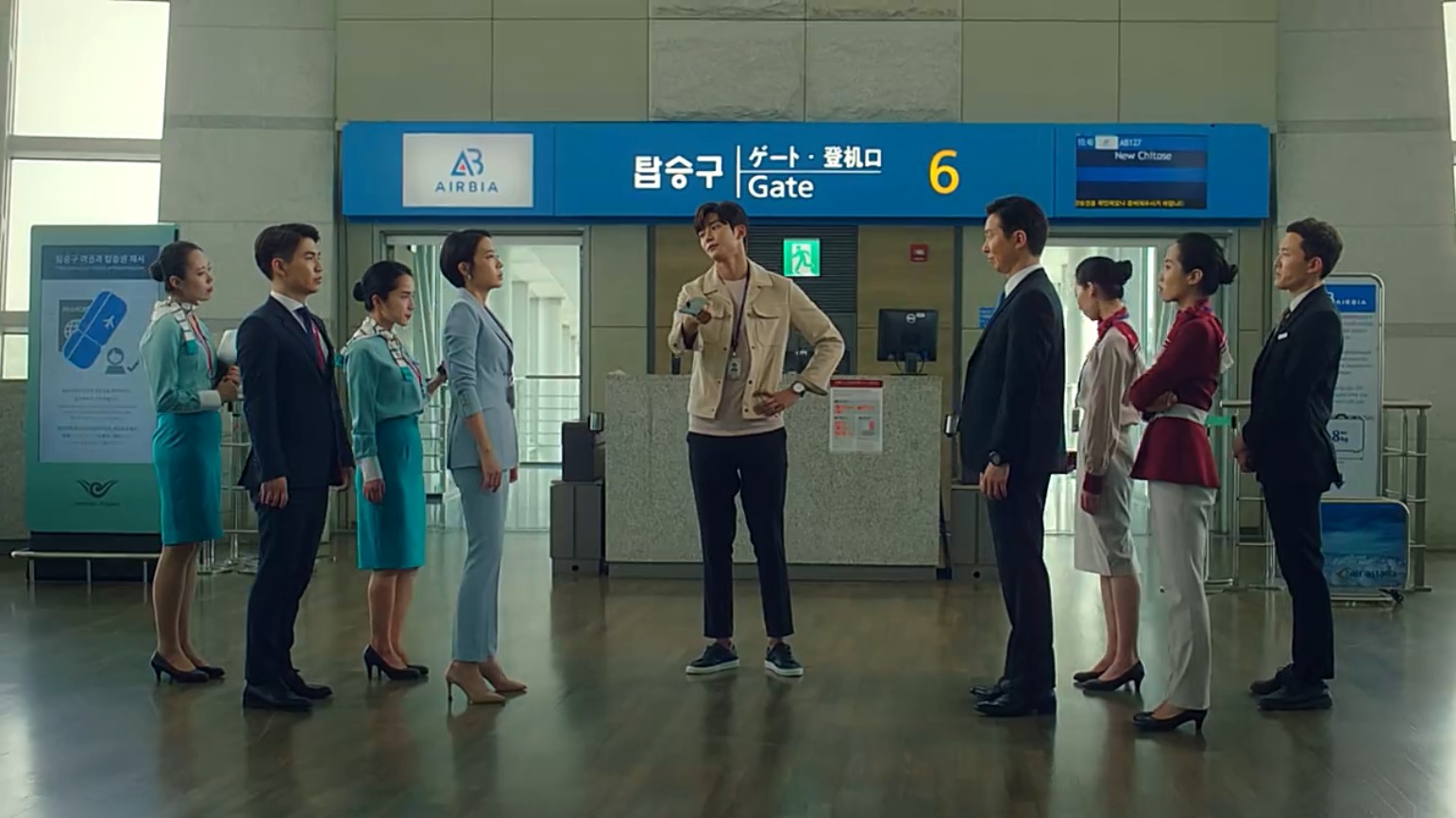 Staf bandara dalam adegan drakor