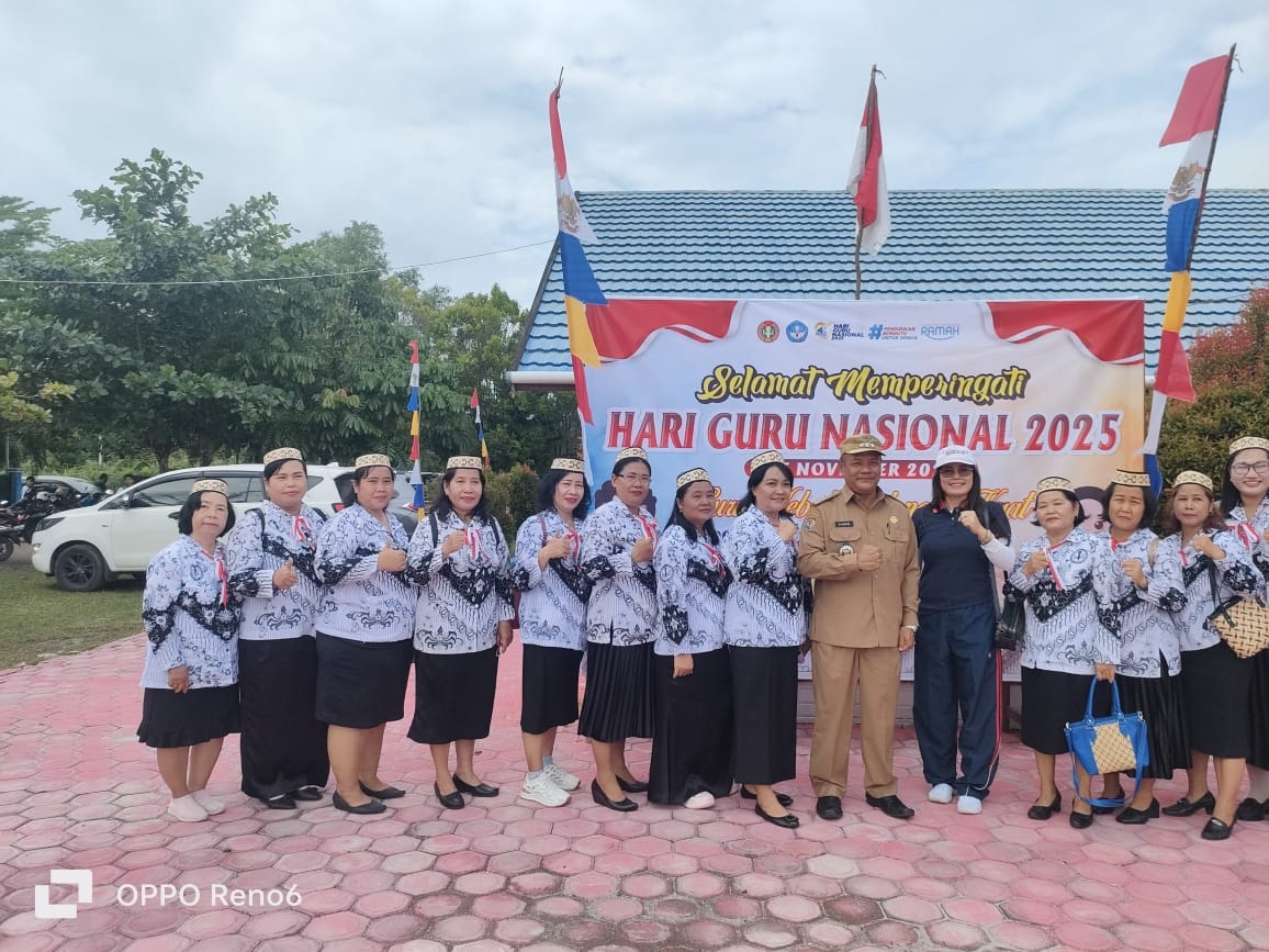 Guru guru tampak bersemangat saat memperingati Hari Guru di Desa Bukit Rawi, Kalimantan Tengah.