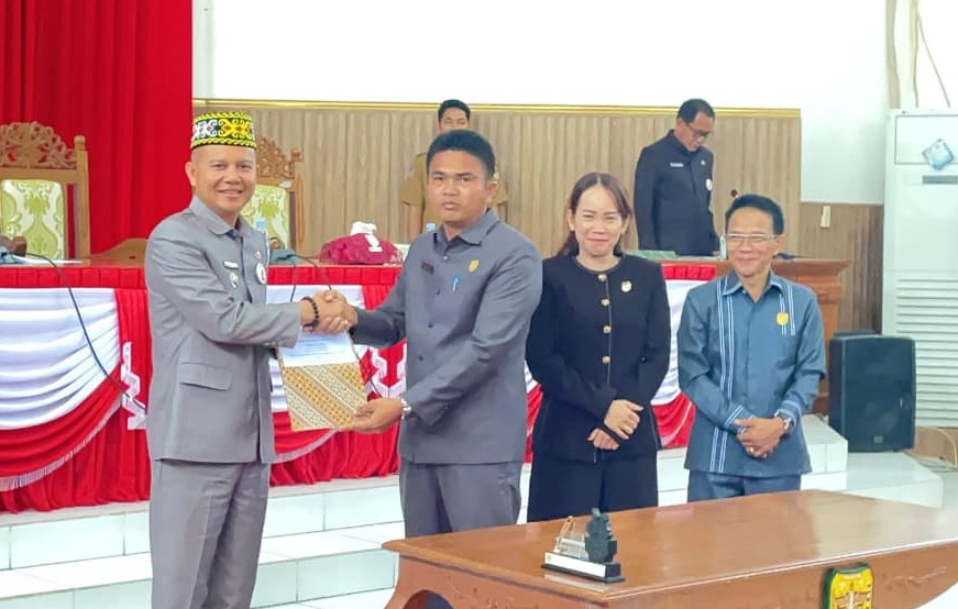 Bupati Gunung Mas Jaya S Monong menerima Raperda APBD TA 2026 ke Ketua DPRD Binartha. SEPANYA/KPG