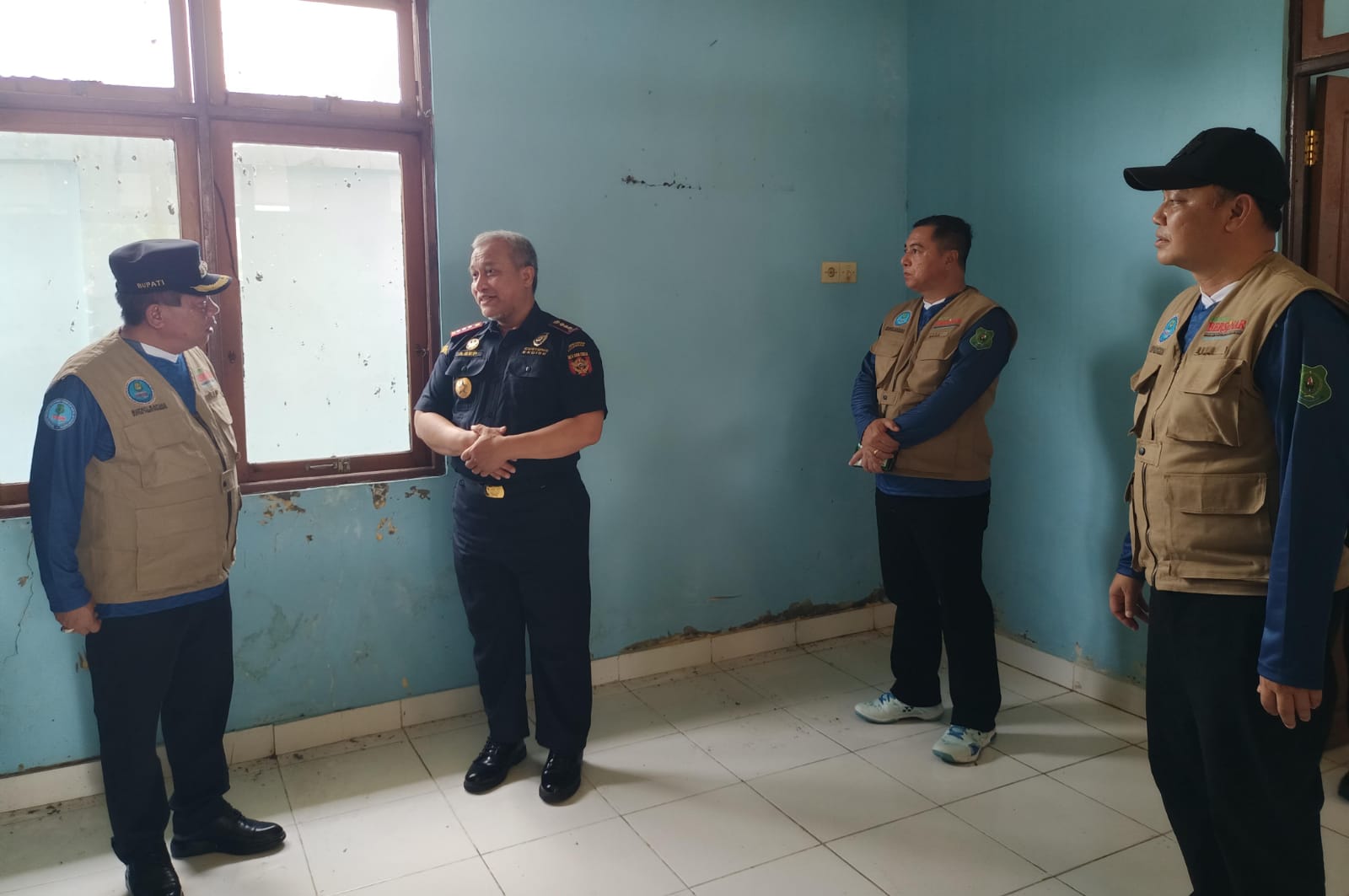 Wiyatno melihat kondisi bangunan yang dihibahkan.HUMAS
