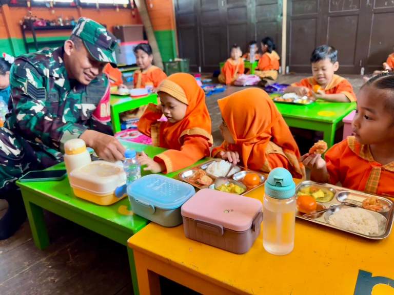 Babinsa Koramil 1017-01/Bulik, Serma Heru Sasono menghadiri pelaksanaan uji coba program MBG.