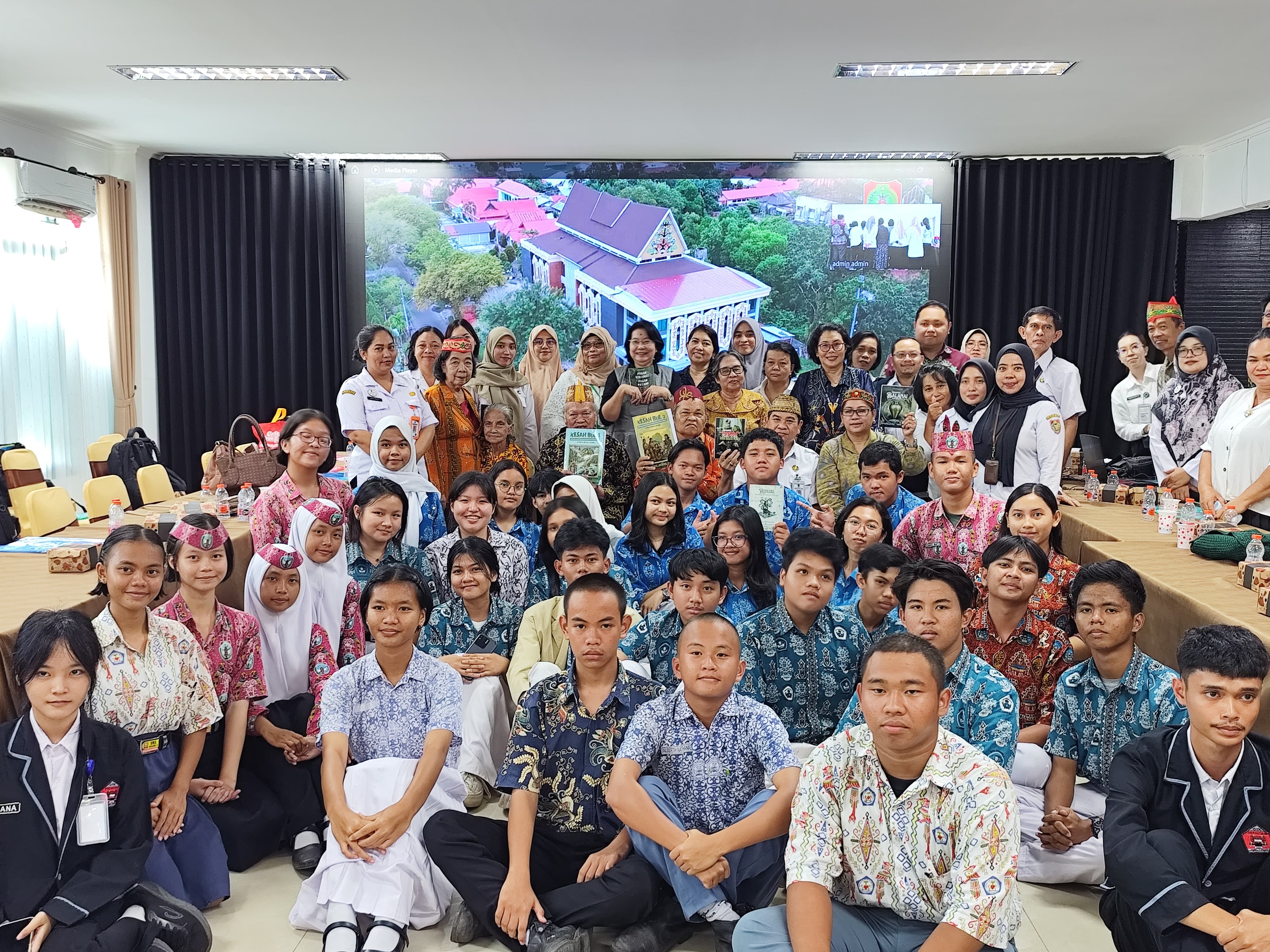 Para penulis, budayawan, serta puluhan pelajar dari berbagai sekolah turut serta dalam proses penguatan tujuh naskah buku budaya Dayak.NOVIA/KALTENG POS