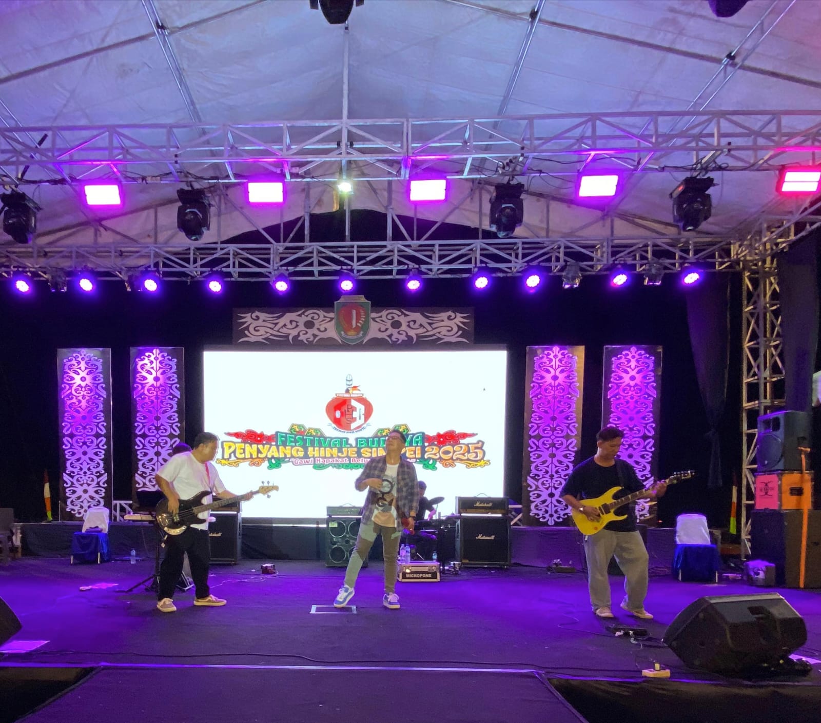 Site band Saat tampil di Festival Budaya Penyang Hinje Simpei.DOK