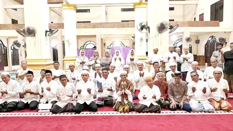 Para jemaah dari berbagai usia berkumpul di dalam Masjid Syuhada Palangka Raya. DHEA UMILATI/KALTENG POS