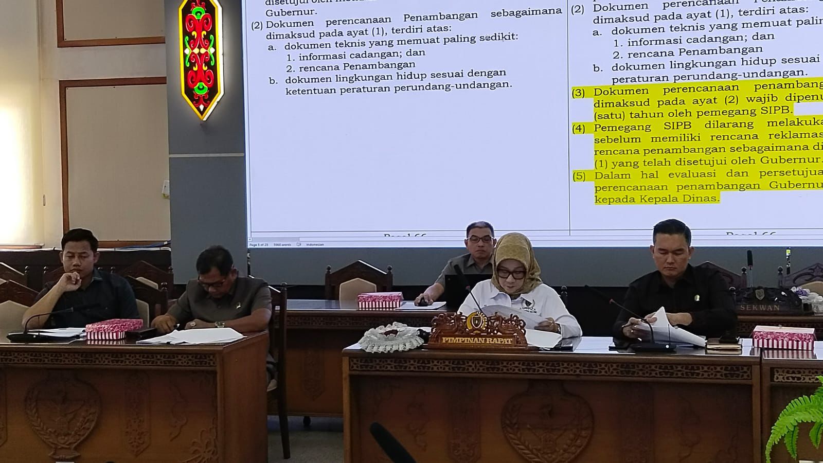 Anggota Komisi II DPRD Kalteng, Sutik dan pansus saat merapatkan tentang Pembahasan Raperda Mineral Batu Bukan Logam di ruang rapat gabungan.SHAFA KAMILA/ KALTENG POS