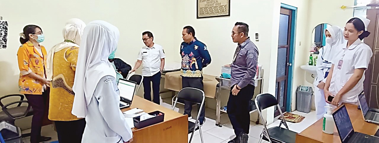 SIDAK: Dinkes bersama Satpol PP Palangka Raya sidak di Puskesmas Menteng untuk melihat langsung pelayanan kesehatan kepada masyarakat, Kamis (27/11).