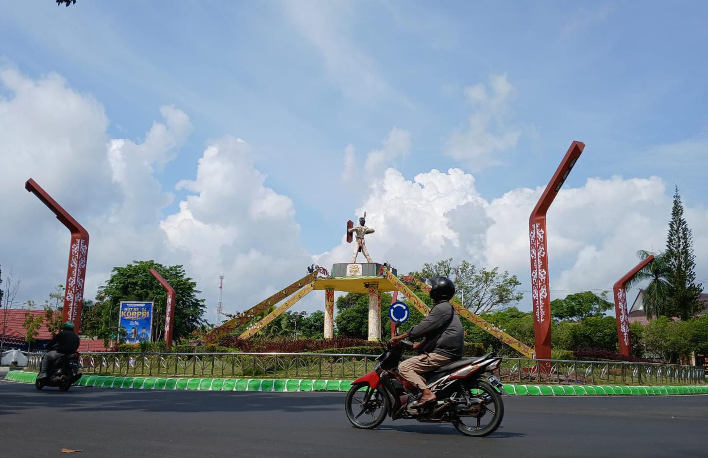 Bundaran Kecil di Jalan Tambun Bungai juga dipercantik dengan pemasangan lampu hias.ART/KALTENG POS