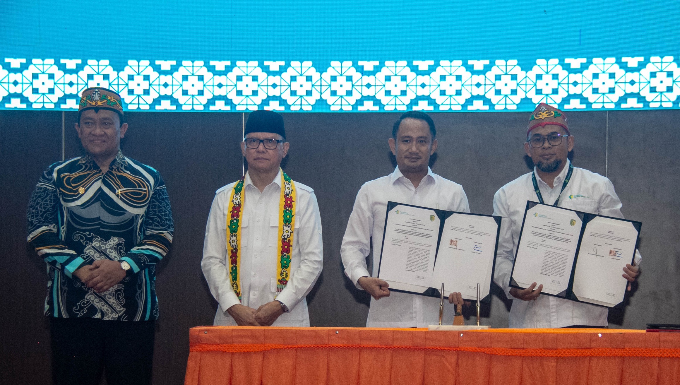 Wali Kota Palangka Raya Fairid Naparin  (dua dari kanan) tanda tangani kerja sama dengan Kementerian P2MI.ARIEF PRATHAMA/KALTENG POS