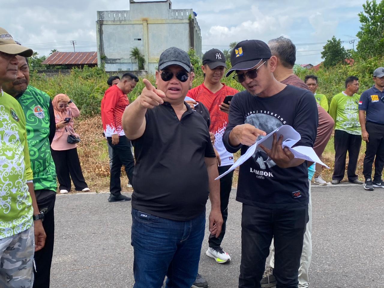 Bupati Kotim, Halikinnor, turun langsung meninjau bersih-bersih Bandara H Asan.MIFTAH/KALTENG POS