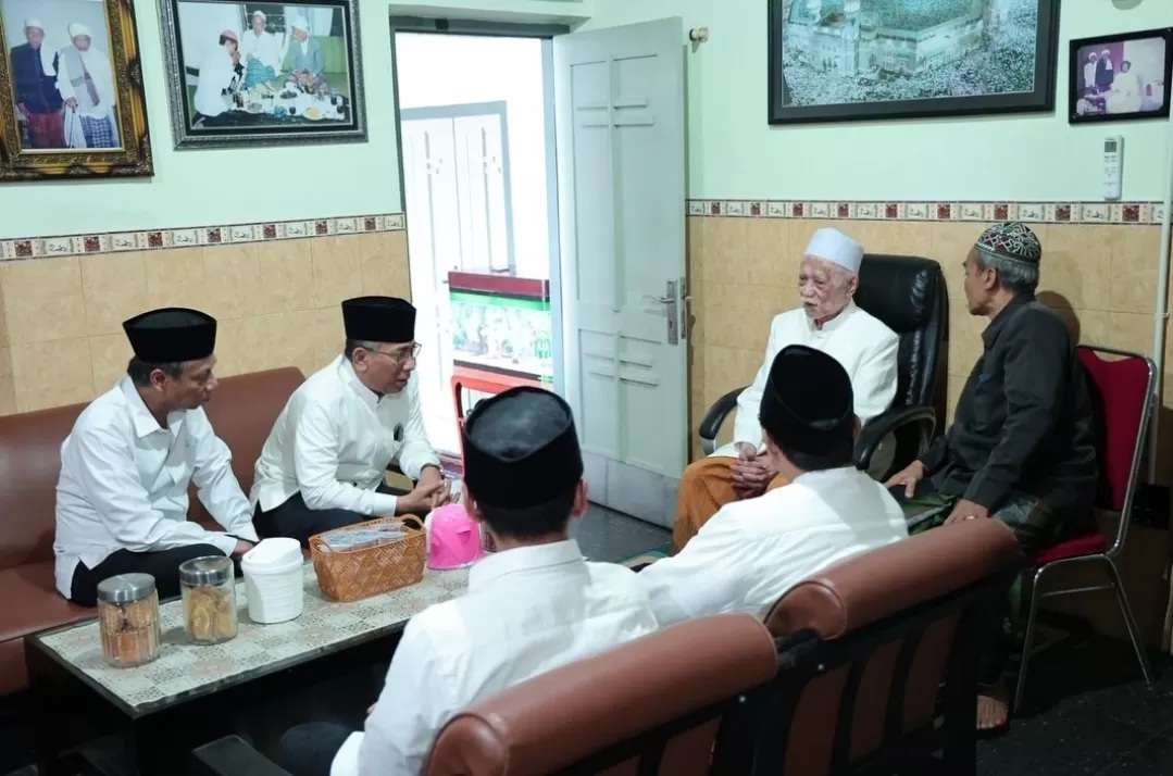 Ketua Umum Pengurus Besar Nahdlatul Ulama (PBNU) KH Yahya Cholil Staquf alias Gus Yahya melakukan silaturahmi kepada para masyayikh di Pondok Pesantren Lirboyo, Jawa Timur, Kamis (27/11).
