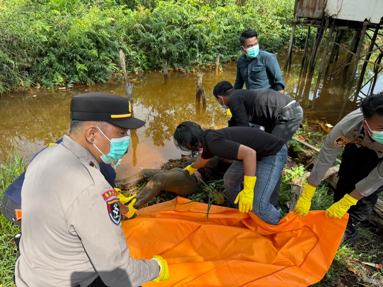 Mayat tanpa identitas dievakuasi.POLISI