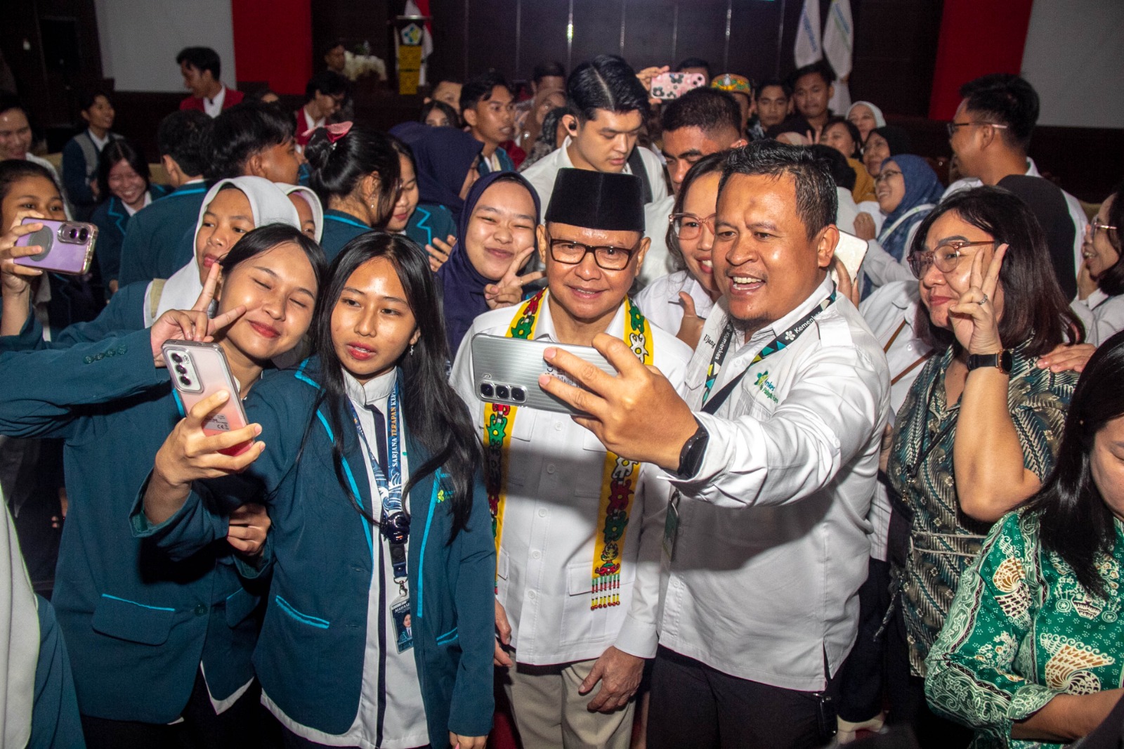 Menteri P2MI Mukhtarudin  bersama para mahasiswa.ARIEF PRATHAMA/KALTENG POS