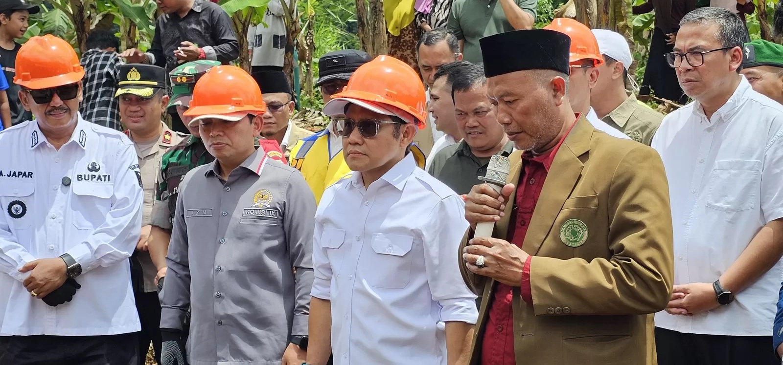 Menko PM Muhaimin Iskandar alias Cak Imin saat melakukan kunjungan kerja ke Desa Sukarame, Kecamatan Cisolok, Kabupaten Sukabumi, Jawa Barat, Kamis (27/11).